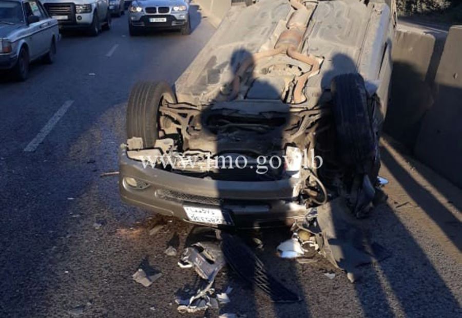 بالصورة: انقلاب سيارة اثر حادث تصادم مع جبالة في الكحالة 