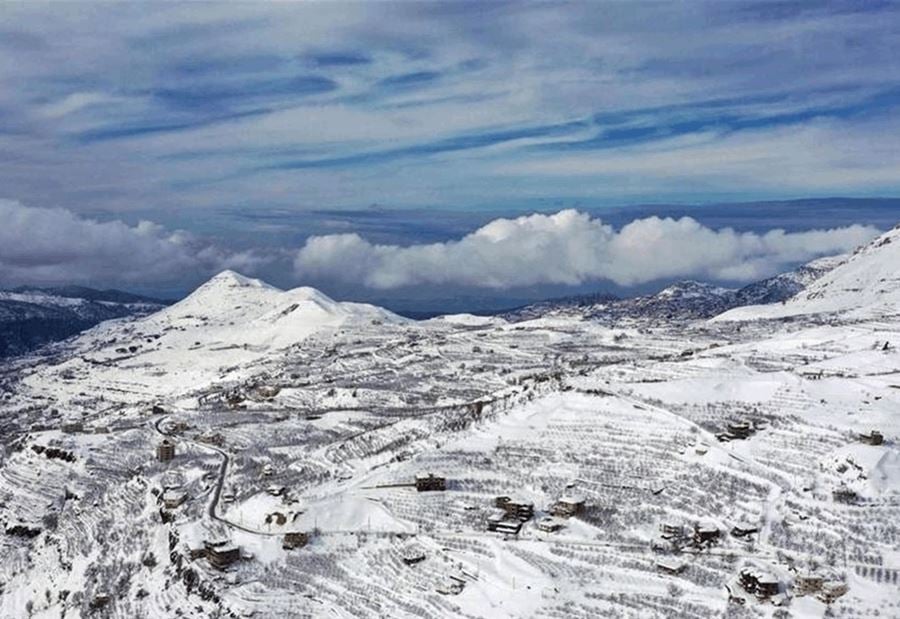 مع بداية الربيع... بالفيديو: الثلوج تغطي عكار!