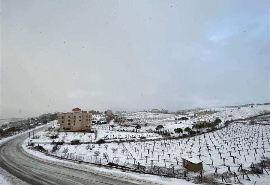 بالصور: الثلوج تُكلل جبال لبنان... وتقطع الطرقات!