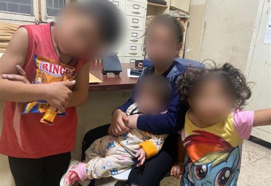 أبٌ يرمي أولاده الأربعة بعد خلاف مع والدتهم!