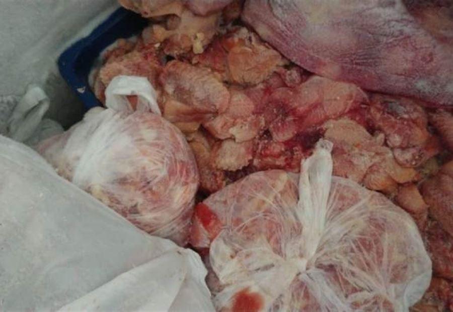 مداهمة مستودع يحتوي على دجاج و​لحوم فاسدة