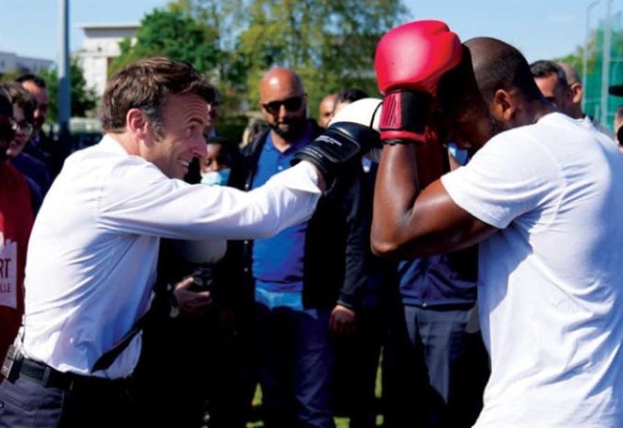 "سأفعل ذلك"... ماكرون يستعرض مهاراته في الملاكمة (فيديو)