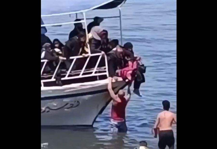 "ثلاثة أيام من دون ماء"... سوريون قبالة شاطئ طرابلس (فيديو) "ثلاثة أيام من دون ماء"... سوريون قبالة شاطئ طرابلس (فيديو)