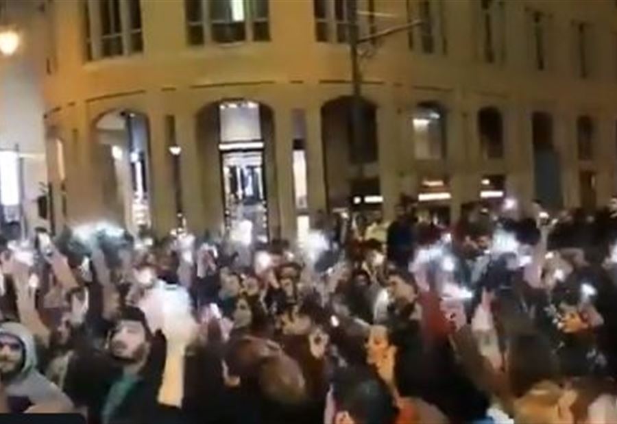 بالفيديو: تظاهرة كبيرة أمام مجلس النوّاب