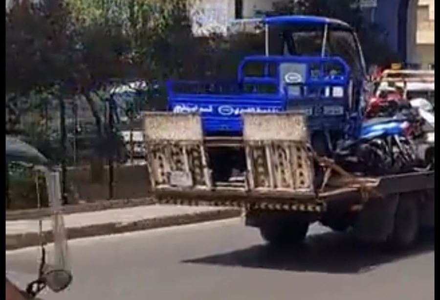 حرب "صامتة" بين بلدية وضباط أمنيون... فجّرها "توك توك"! (فيديو)