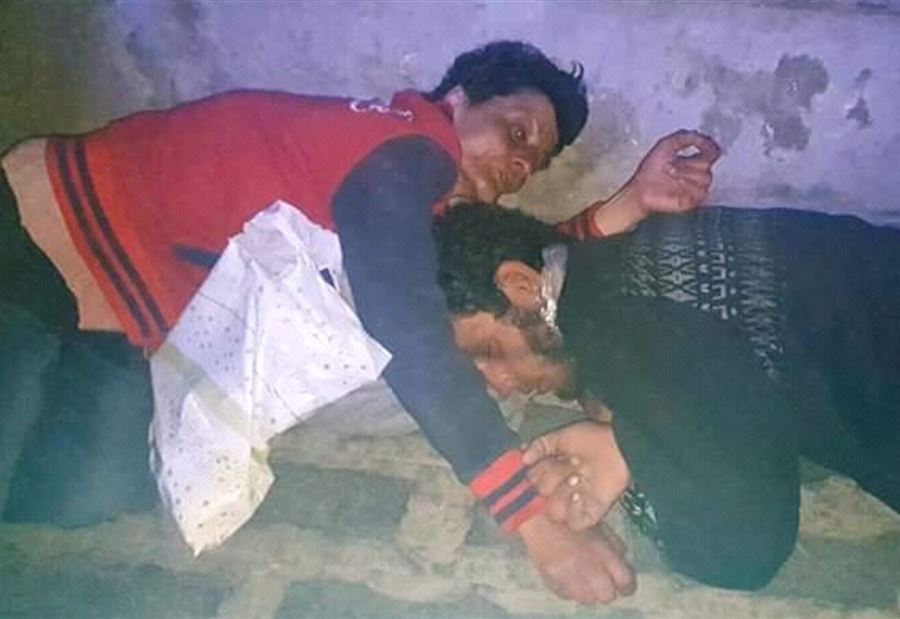 أم وإبنها إفترشا الأرض في ساحة حلبا ليلاً