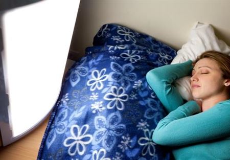 لماذا تنام المرأة أكثر من الرجل؟