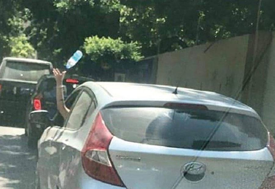 جريصاتي يدعي على سيدة رمت النفايات من سيارتها