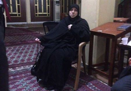 عقيلة يعقوب وعشرات النساء نصبن الخيم على طريق المطار