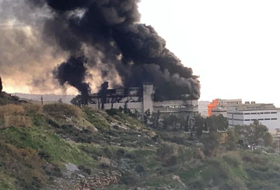 بالصور: حريقٌ "كبير" داخل معمل في الناعمة