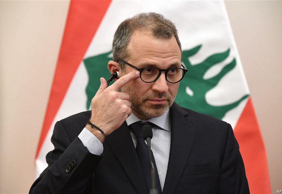 وزير الدفاع يواجه باسيل 