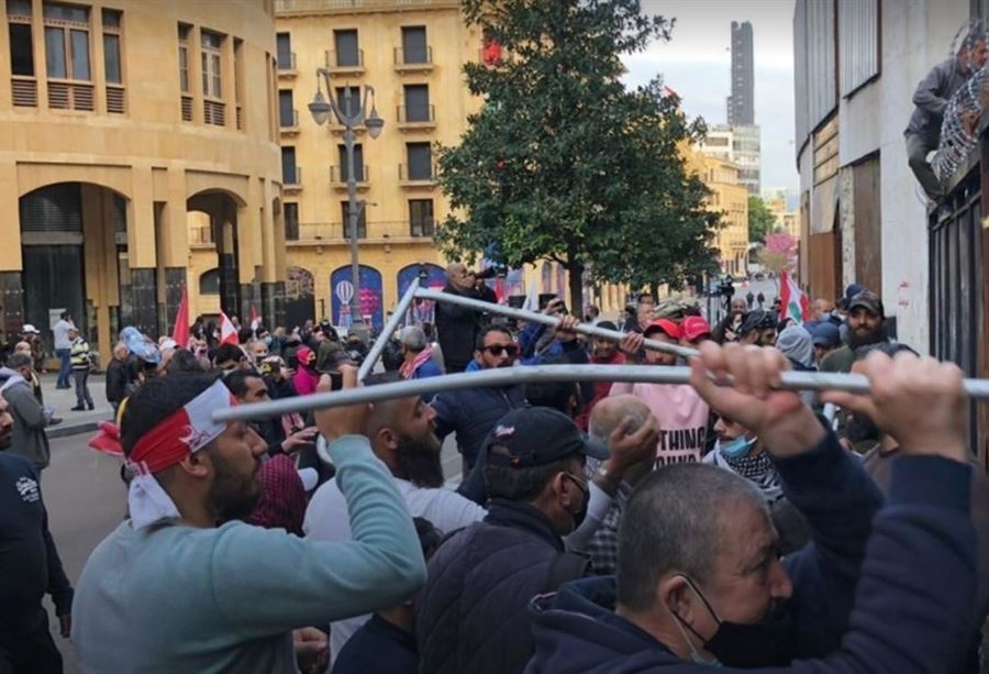 بالفيديو: توترٌ بين المتظاهرين والقوى الأمنيّة في وسط بيروت