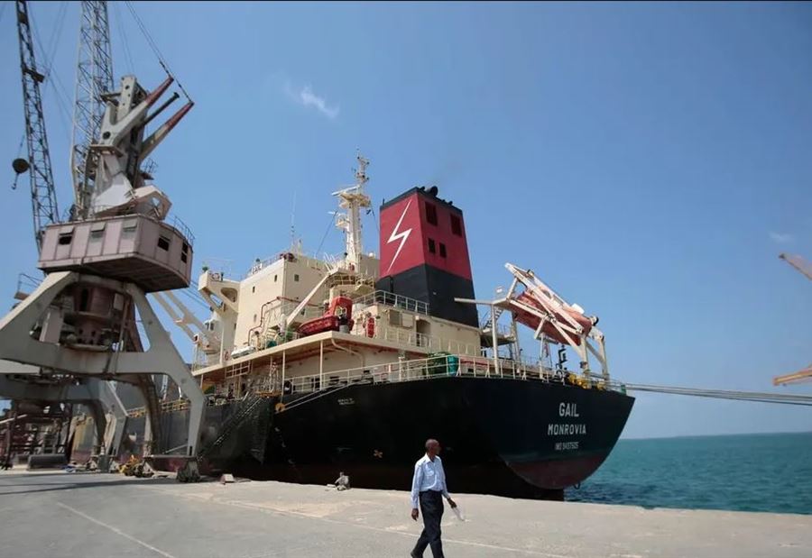 تنفيذاً لبنود الهدنة... سفينتا وقود تدخلان ميناء الحديدة