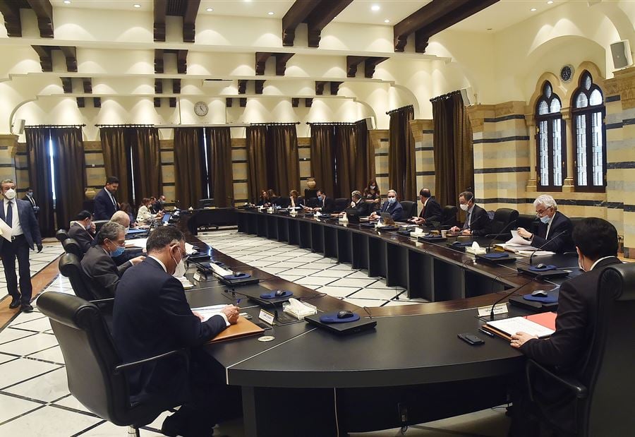 الحكومة أجرت مباحثات مع "الحاكم" لضخّ الدولار في السوق