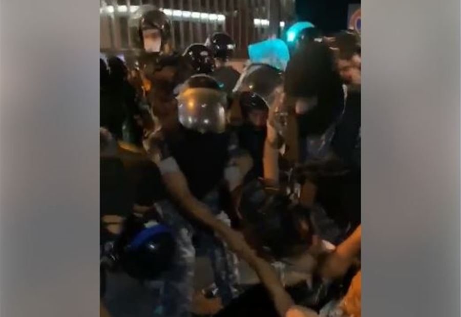 بالفيديو: فتح طريق عين المريسة بـ"القوة المفرطة"