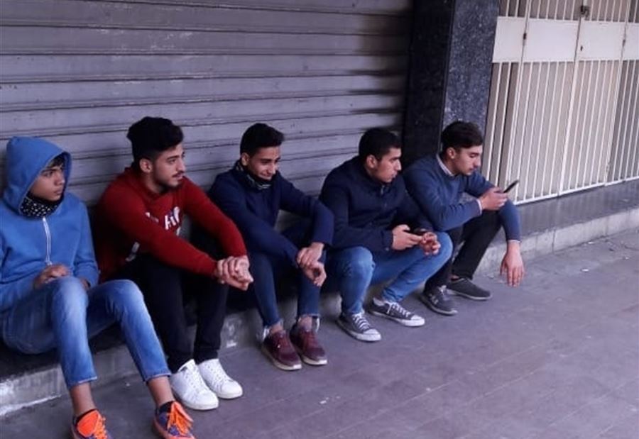بالفيديو: محتجو صيدا يقفلون محال الصيرفة 