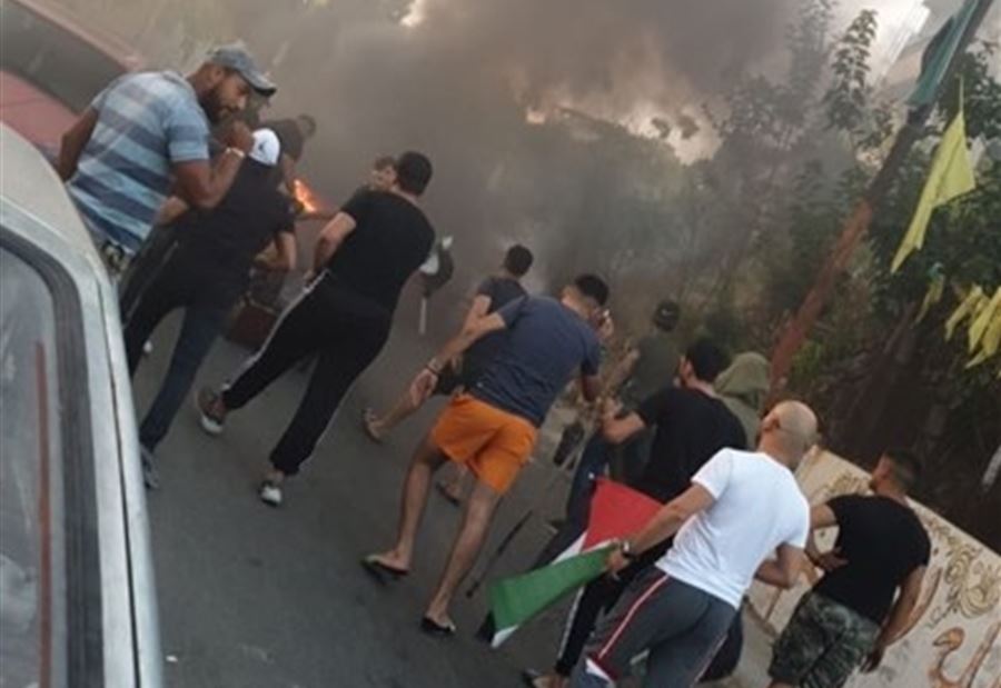بالصور: فلسطينيون يقطعون الطريق عند مدخل مخيم الجليل