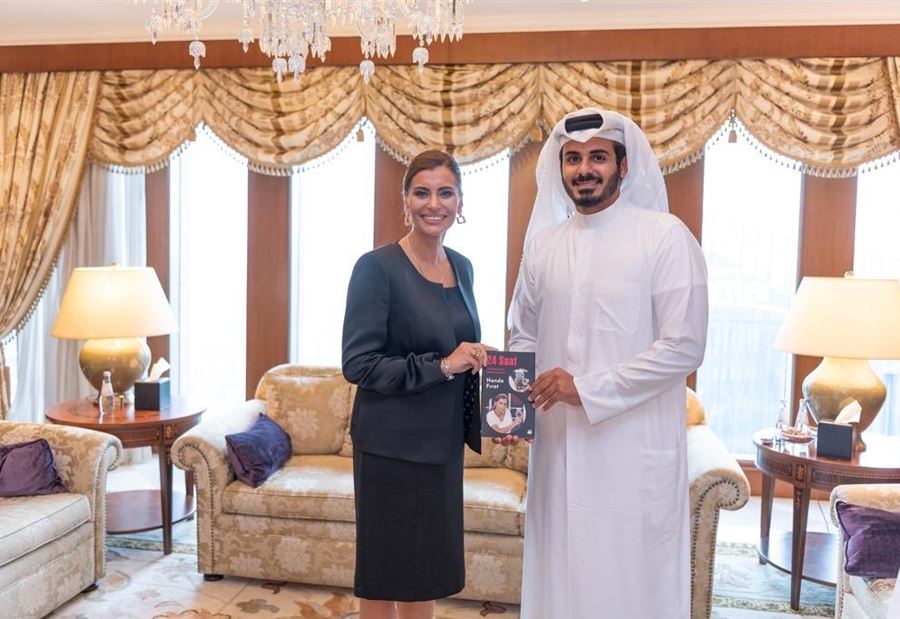 بالصورة: شقيق أمير قطر يلتقي "بطلة إفشال الانقلاب التركي"
