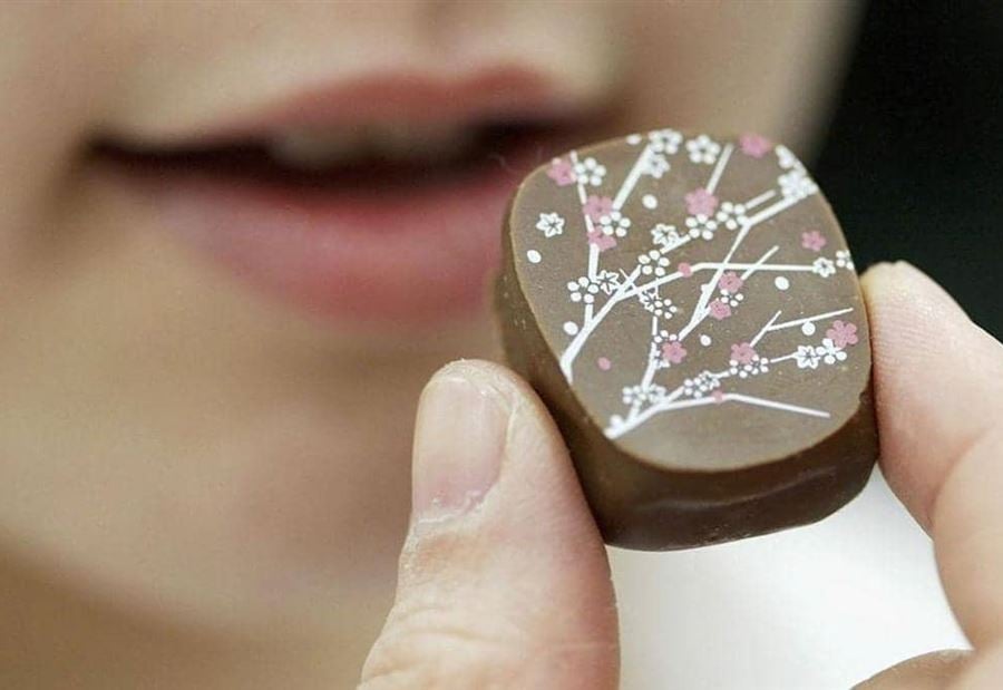تناول الشوكولاتة الداكنة يحمي من مرض خطير