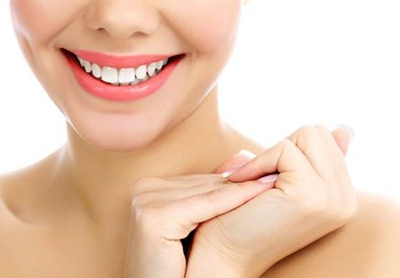 5 وصفات سريعة لتفتيح اليدين