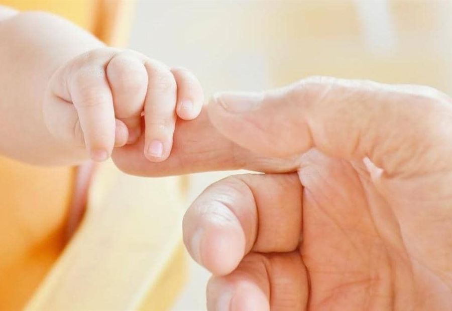 لمسة الوالدين... ماذا تفعل بمخ رضيعهما؟
