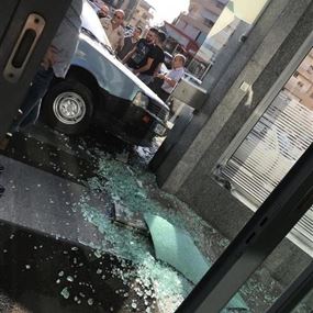 بالصورة: سيارة تجتاح بنك عودة في صيدا  بالصورة: سيارة تجتاح بنك عودة في صيدا