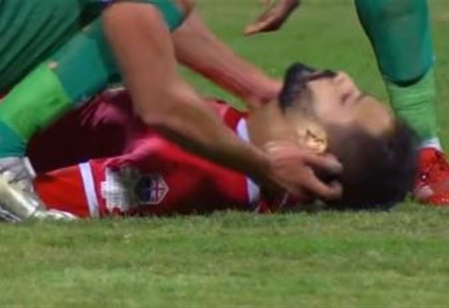توقف قلبه ساعة ونصف... لاعب كرة يسقط أرضًا خلال المباراة! (فيديو)