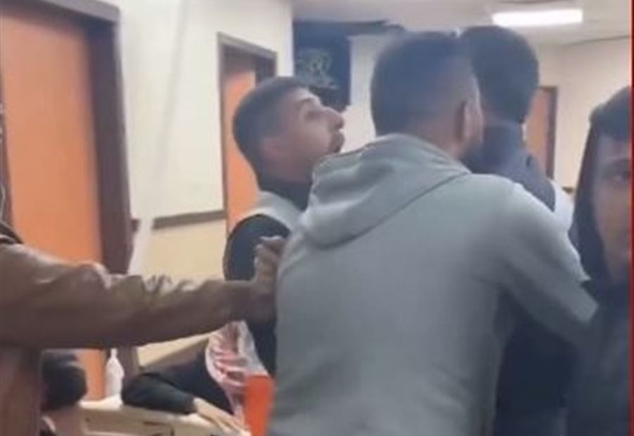 فيديو "مؤثر"... انهيار أحد المسعفين بعد خبر إستشهاد طفله!