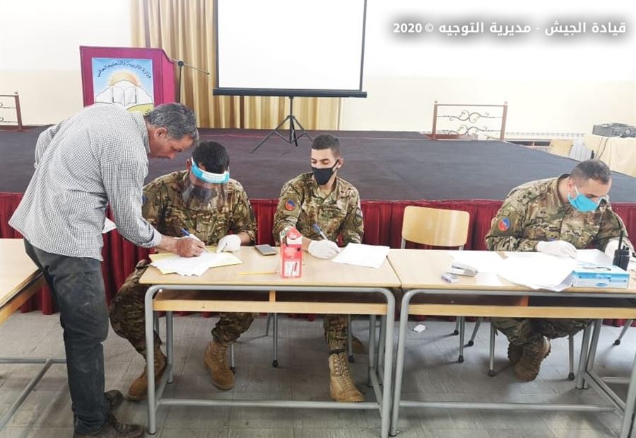 الجيش يوزع مساعدات في عنقون
