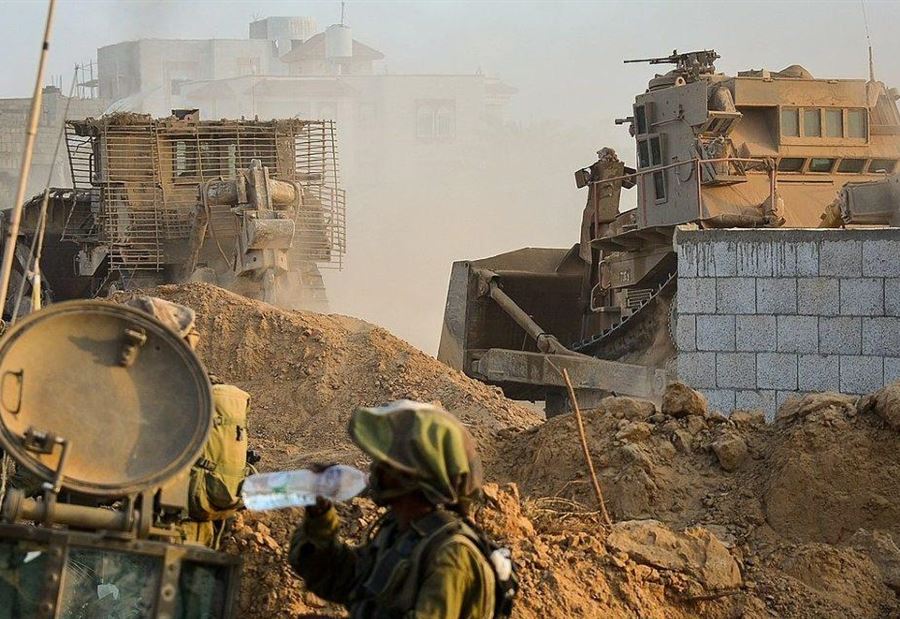 بالصور... الجيش الإسرائيلي يعثر على أنفاق في شرق غزة