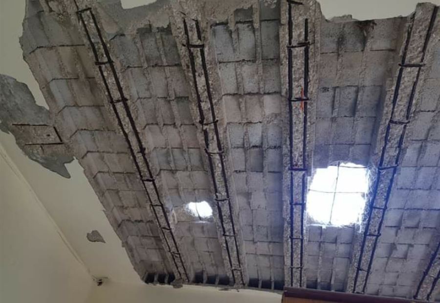 نجوا بأعجوبة بعد سقوط السقف 