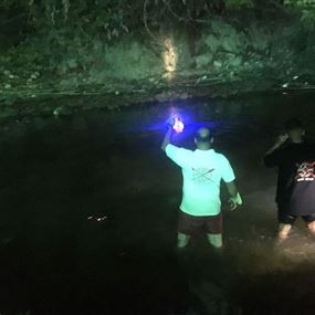 بالصورة: مسح مجرى الأولي بحثا عن طفل مفقود