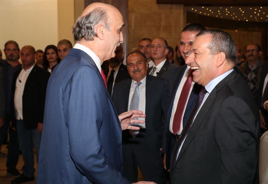 عندما يضحك انطوان زهرا في سره 