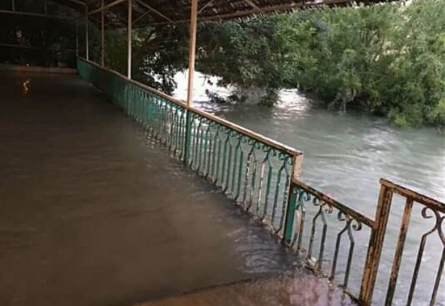 بالصورة: المياه  تغمر أطراف المقاهي على ضفاف نهر العاصي