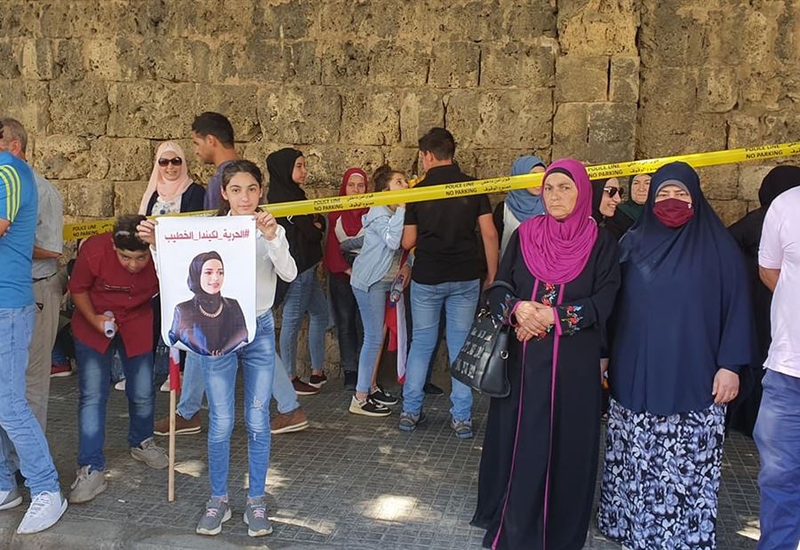 بالصور: وقفة أمام "العسكرية" تضامناً مع كيندا الخطيب  بالصور: وقفة أمام "العسكرية" تضامناً مع كيندا الخطيب