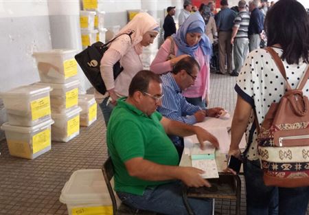 توزيع صناديق الاقتراع على رؤساء الاقلام في عاليه