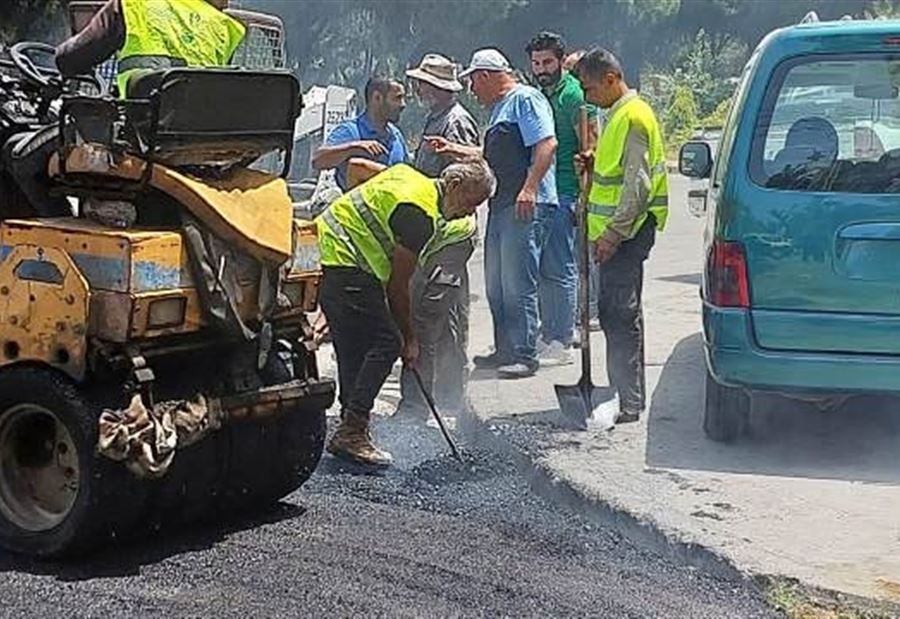 تنفيذ المرحلة الثانية من إصلاح وتزفيت الحفر في طرقات صيدا الإدارية (صوَر)