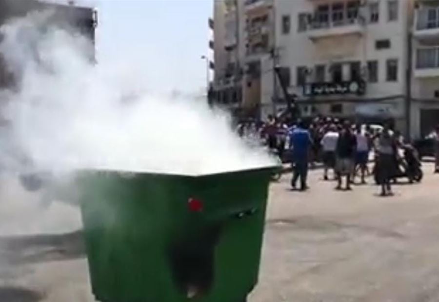 قطع الطريق في الميناء إحتجاجاً على قرار فهمي  قطع الطريق في الميناء إحتجاجاً على قرار فهمي