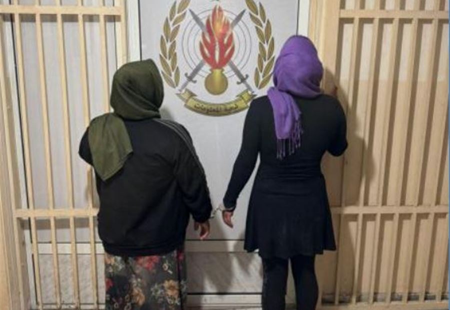 "أثناء سحب الراتب من المصرف"... امرأتان تنشطان بالسرقة الاحتيالية!