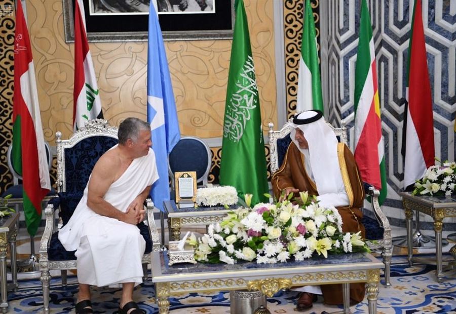 بالفيديو: ملك الأردن وصل السعودية بملابس الإحرام
