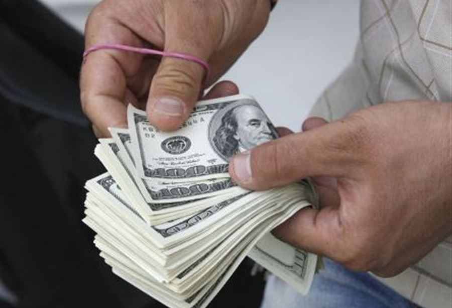 حيلةٌ جديدةٌ لسحبِ ما تبقى من الدولارات... وغضبٌ لبناني