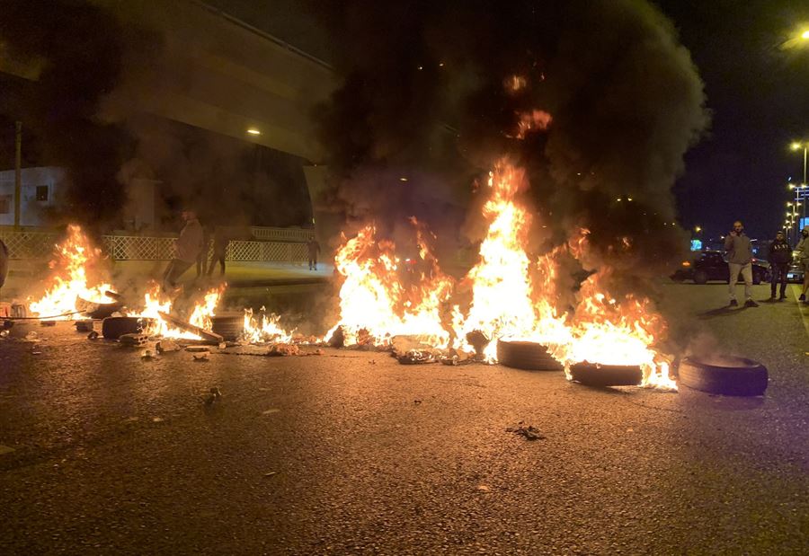 بالفيديو والصور: المعتصمون يقفلون أوتوستراد جل الديب