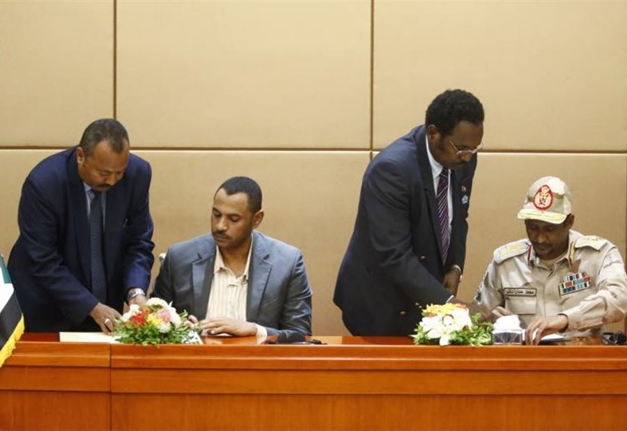 توقيع وثيقة الإعلان الدستوري في السودان 