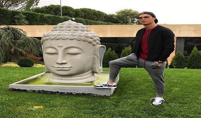 رونالدو يثير غضب البوذيين بفعل مشين