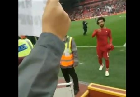 بالفيديو: محمد صلاح يبكي طفلاً بمدرجات ليفربول! 