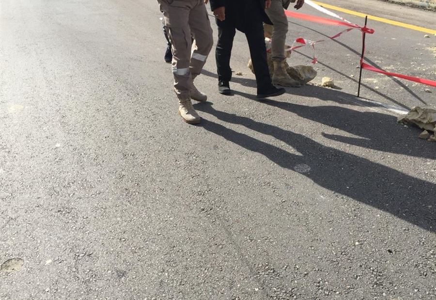 بالصورة.. تضرر الطريق العام عند القاسمية برج رحال