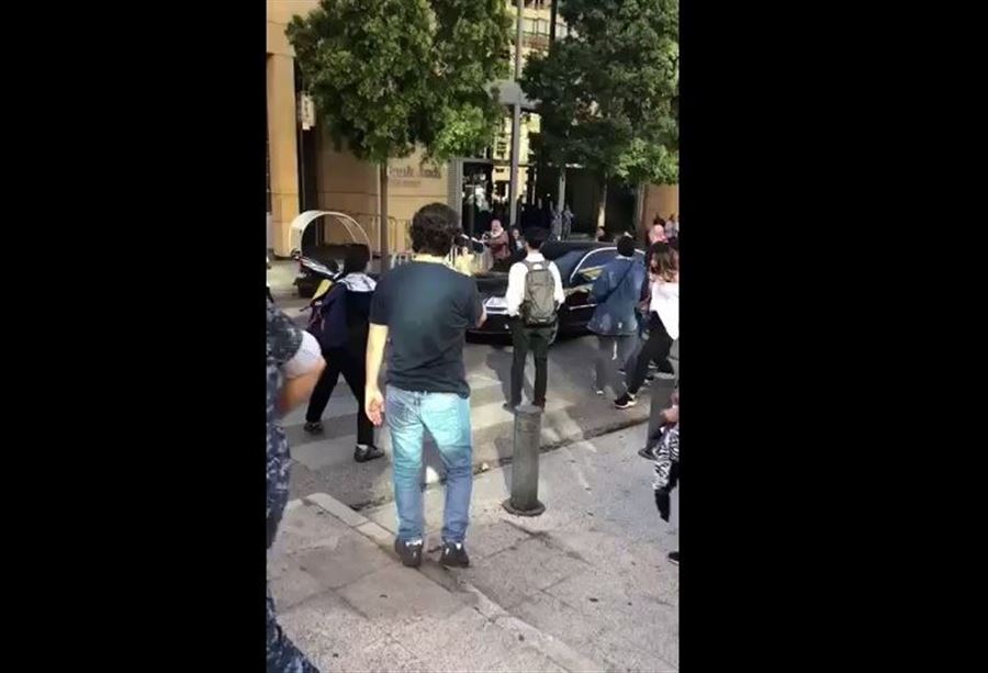 بالفيديو: موكب حاول دهس المتظاهرين... وأطلق النار بالهواء
