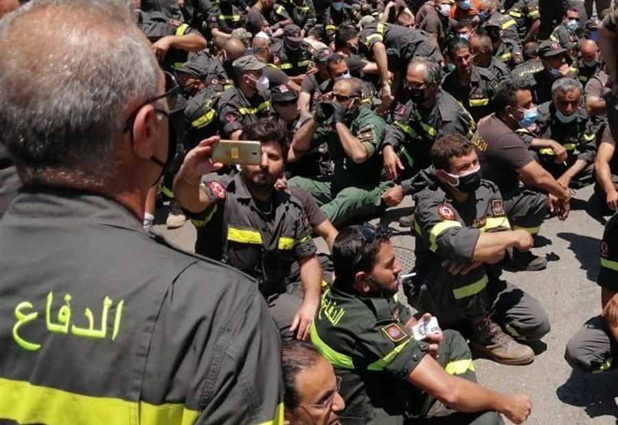 تحركٌ رمزي لمتطوعي "الدفاع المدني"  تحركٌ رمزي لمتطوعي "الدفاع المدني"