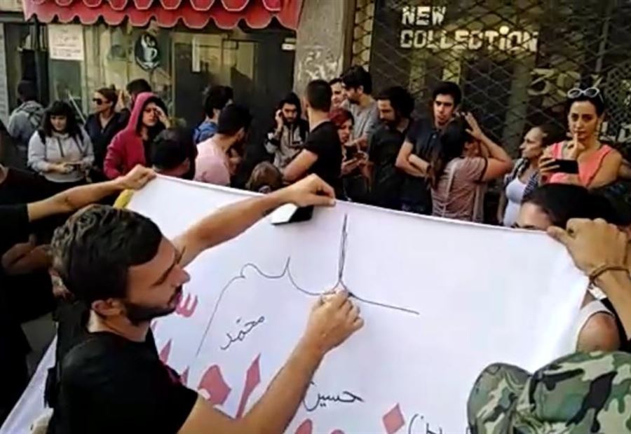 تجمع أمام ثكنة الحلو للمطالبة باطلاق احد الموقوفين