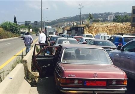 تصادم 4 سيارات على اوتوستراد الدامور 